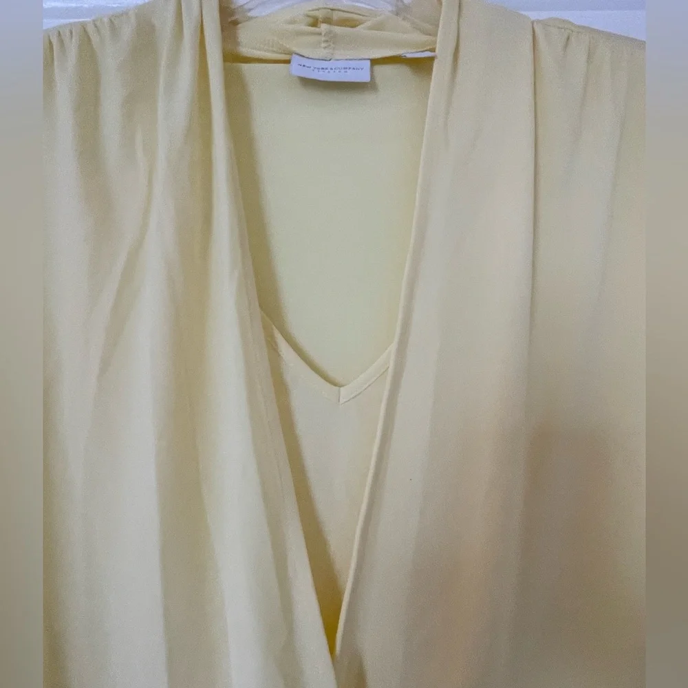 New York and Company size large yellow top - Picture 7 of 7